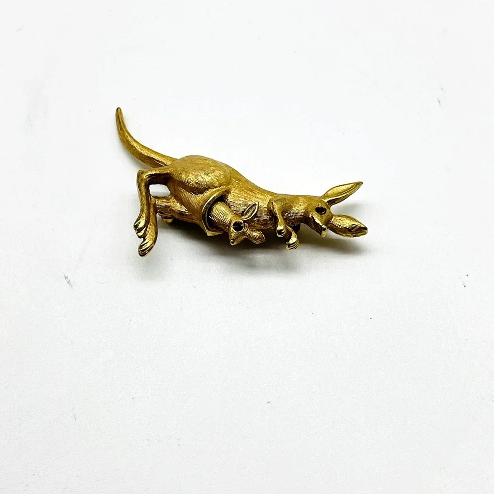 Signed Avon Gold Tone Kangaroo Brooch Pin Articulated Tail Vintage Figural
